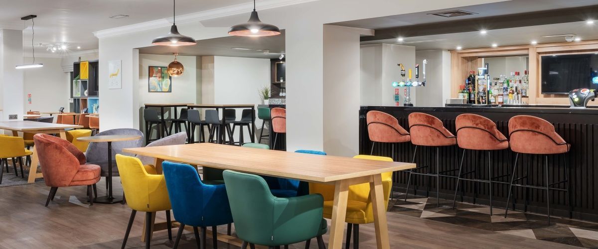 Open Lobby drinks and dining area